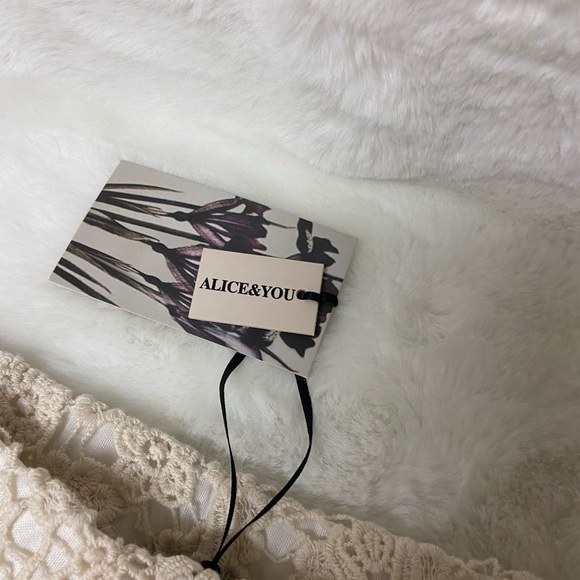 NWT! Alice & YOU lace flowers slip on cream shorts - Picture 4 of 9